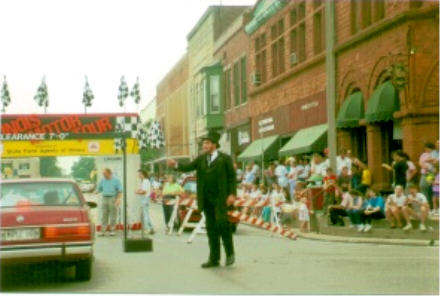 Abe Lincoln ushers us through the arch at Lincoln, IL