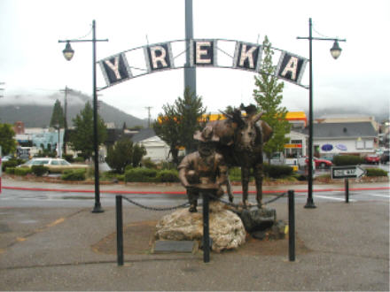 Welcome arch and mining statue, Yreka, CA