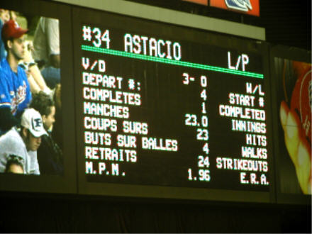Bilingual scoreboard with pitcher's stats