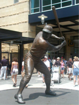 Willie Stargell statue, thinner than its model